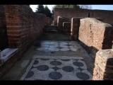 02115 ostia - regio ii - insula viii - domus di apuleio (ii,viii,5) - raum suedl raum q - blick ri raum (westen) k-u - 12-2018.jpg